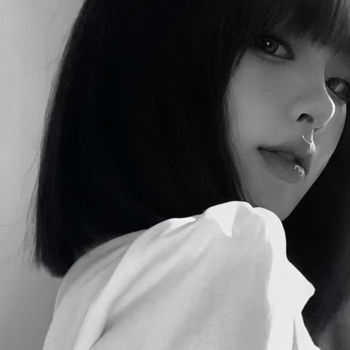 黑白气质女生头像
