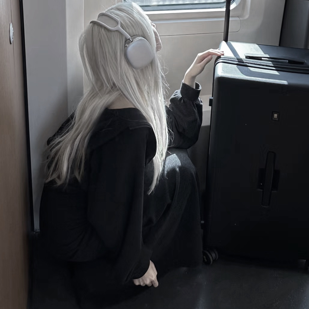 戴耳机气质女生头像
