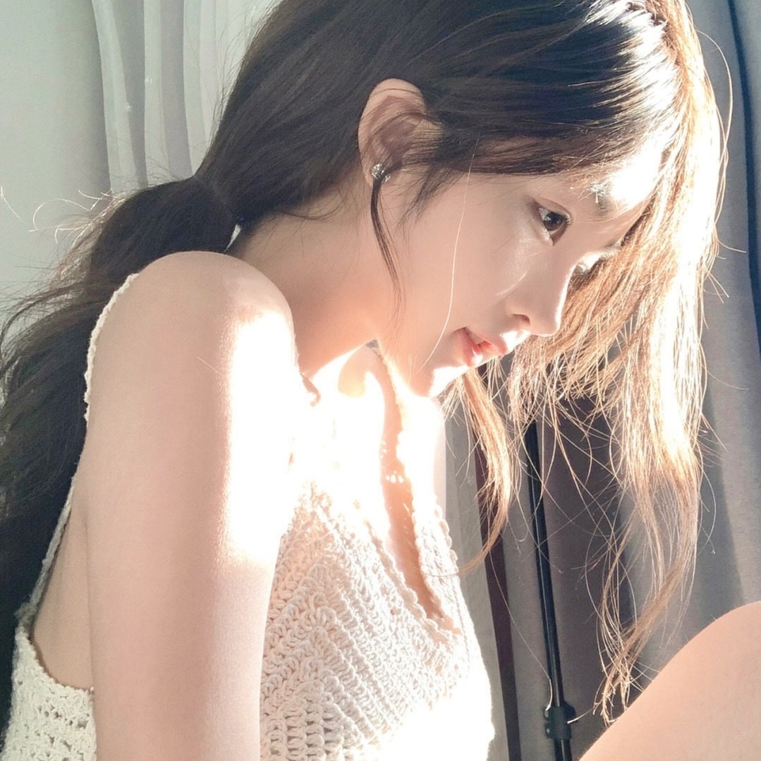 温柔侧脸女生头像