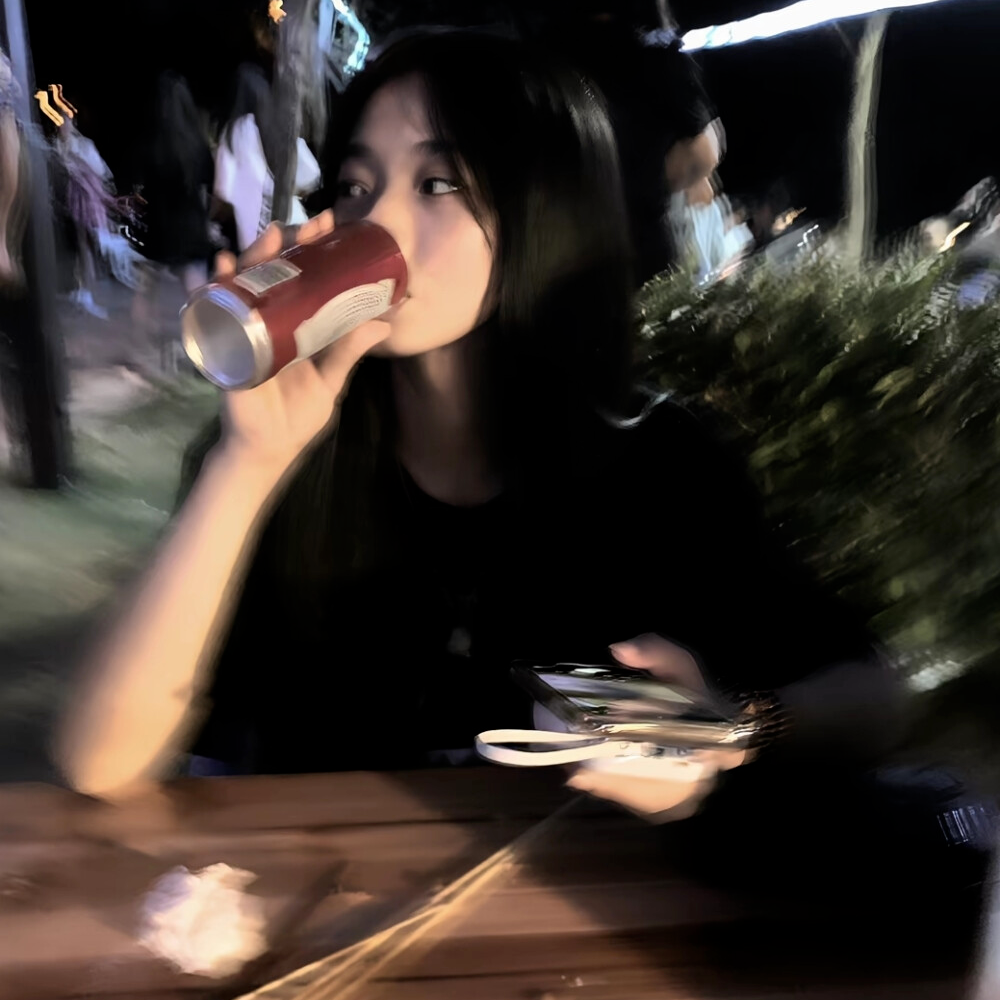 喝饮料小众女生头像