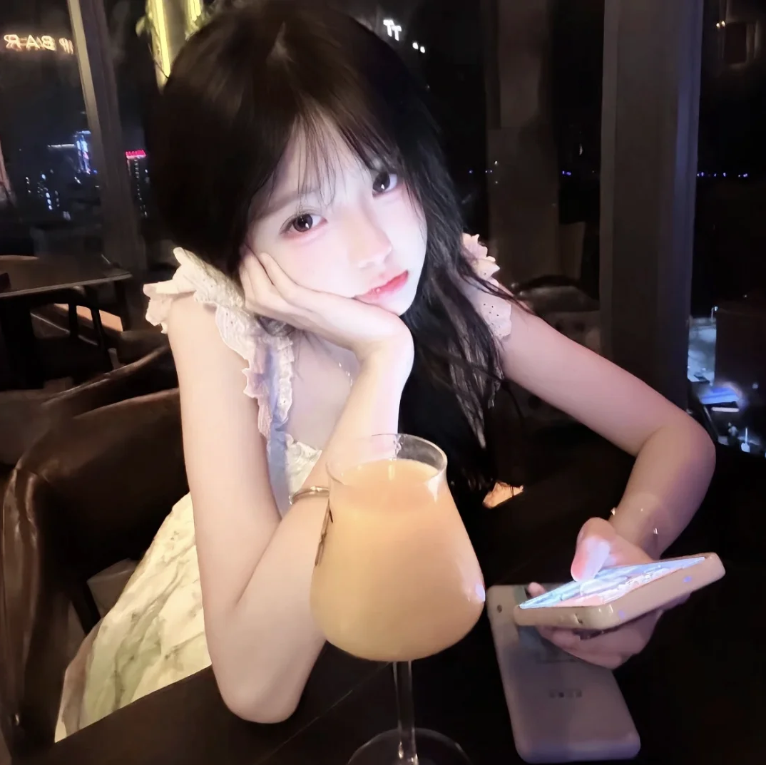 喝饮料少萝女生头像