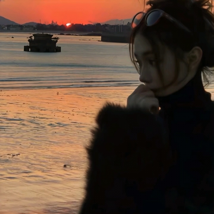 氛围感海边日落侧脸女生头像