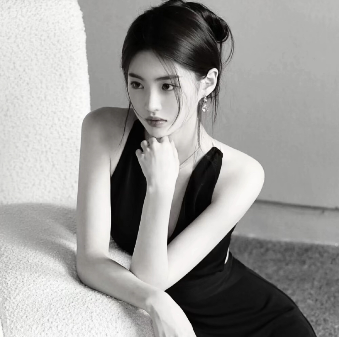 黑白气质女生头像