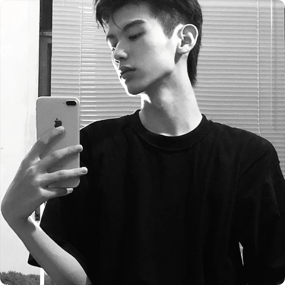 黑白自拍手机个性男生头像