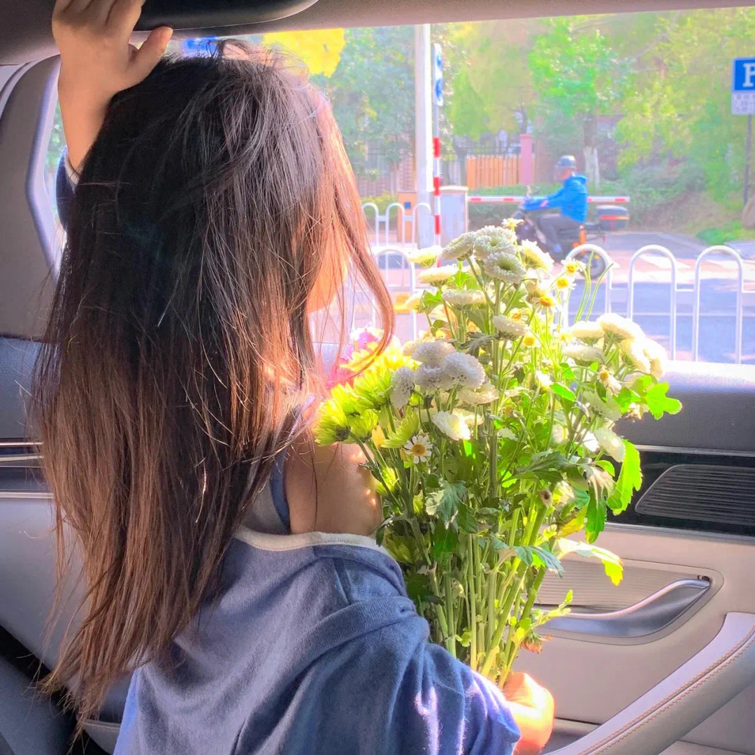 车内鲜花小清新不露脸女生头像