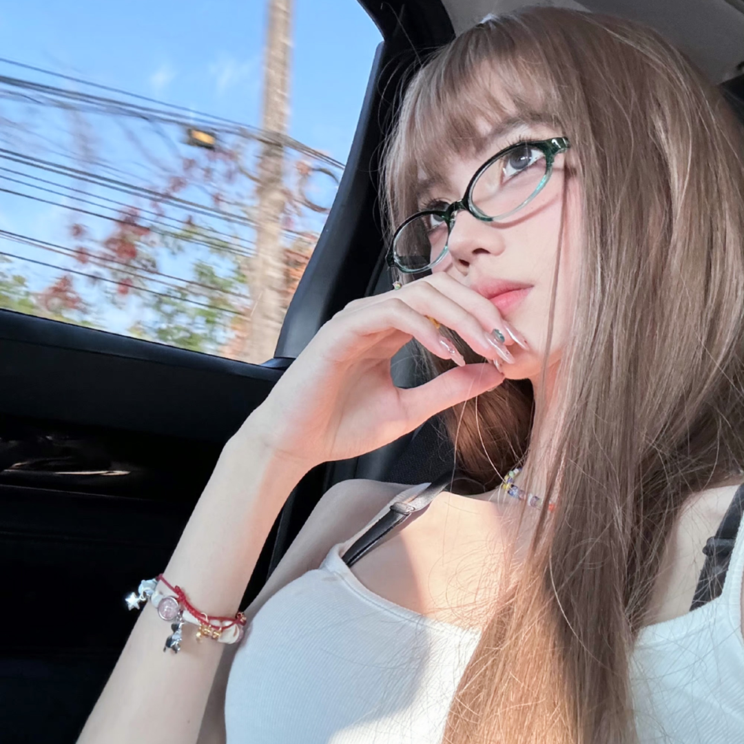 车内纯欲侧脸女生头像