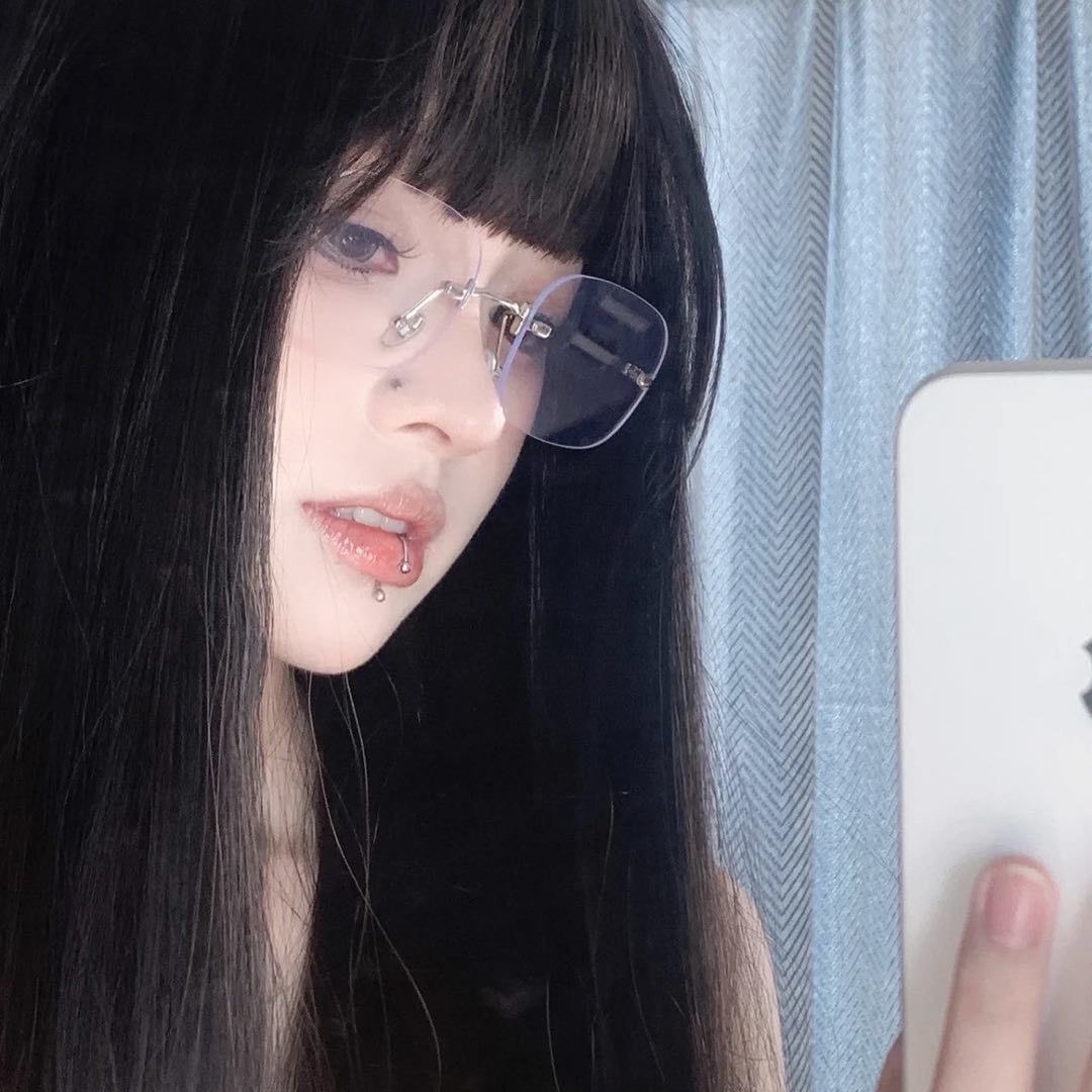 自拍手机纯欲侧脸女生头像