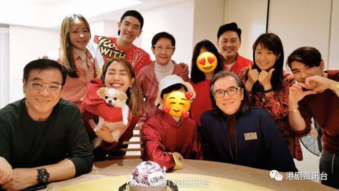 姜丽文晒「姜氏家族」团年合照！TVB金牌绿叶15岁儿子好靓仔